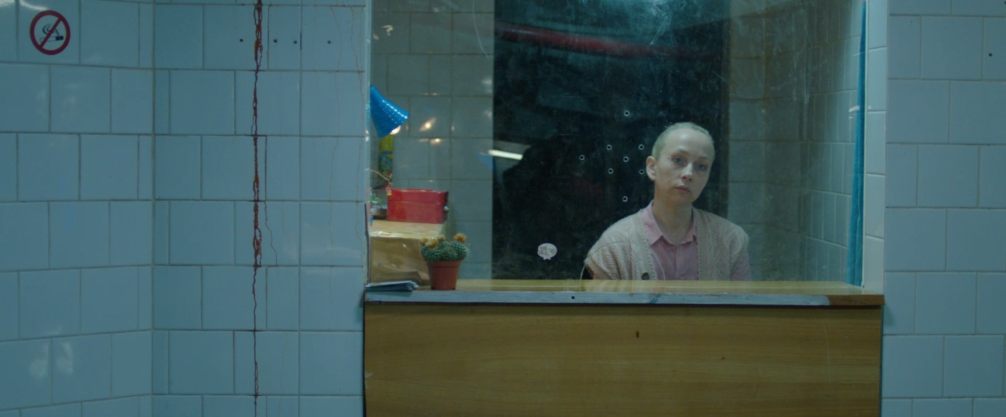 Ieva Puķe filmā “Austrumeiropas zirnekļsieviete” (rež. Tīna Zariņa)