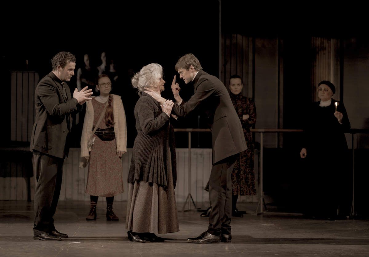 Semjuels Pariss – Gints Grāvelis, Tituba – Olga Dreģe, Džons Heils – Dainis Grūbe // Foto – Mārtiņš Vilkārsis