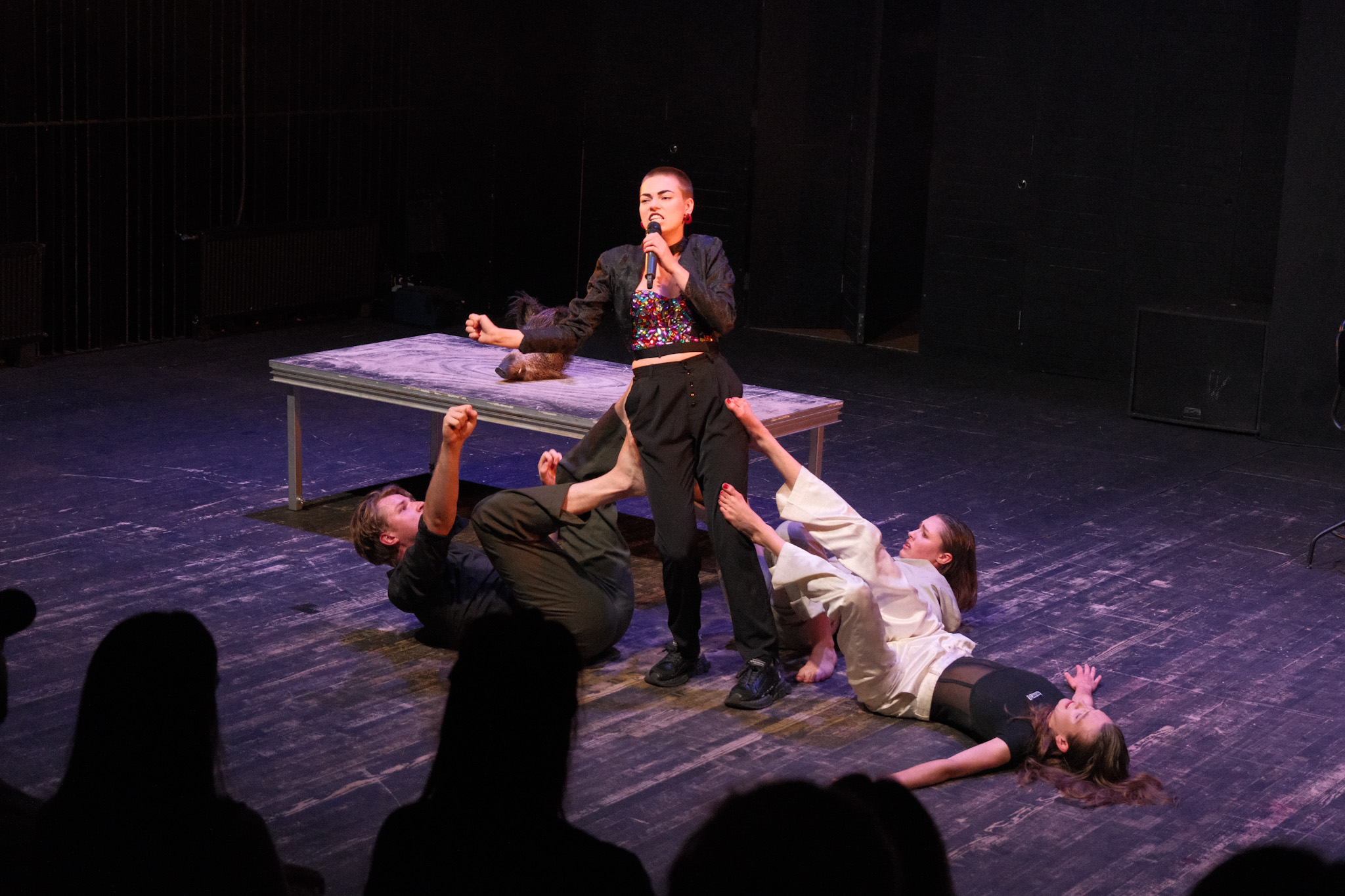 Skats no laikmetīgās dejas izrādes 