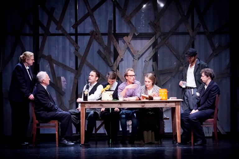 Skats no Kauņas Drāmas teātra izrādes 