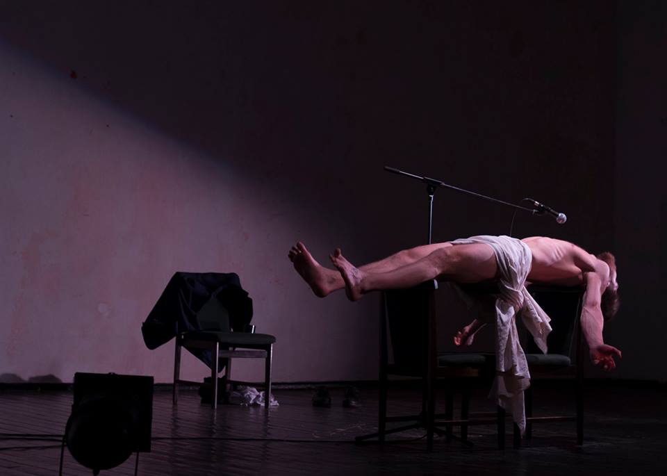 Āris Matesovičs izrādē 