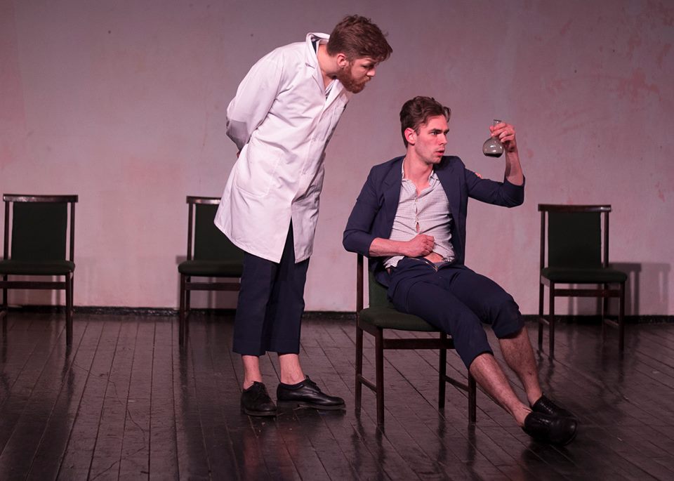 Āris Matesovičs un Kārlis Tols izrādē 