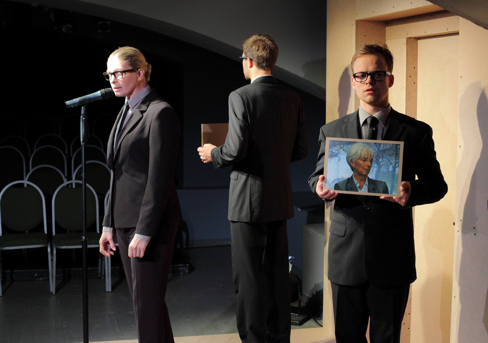 Daiga Gaismiņa,  Romāns Bargais un Uldis Siliņš izrādē 