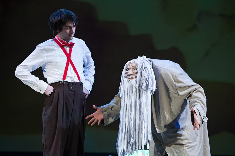 Skats no Liepājas teātra izrādes 