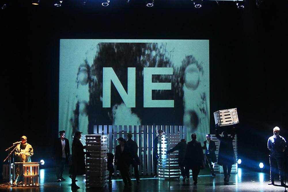 Skats no M. Čehova Rīgas Krievu teātra izrādes 