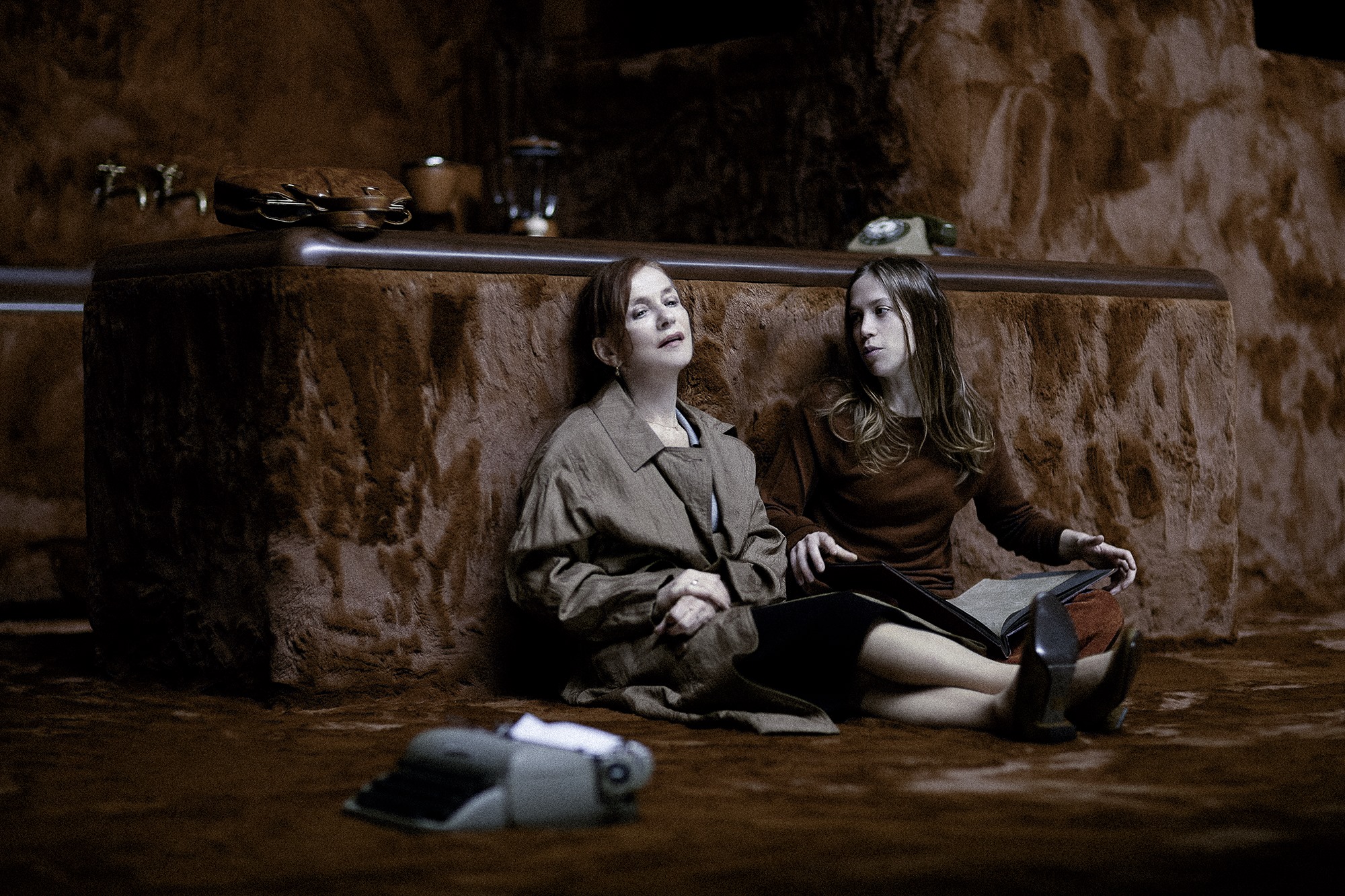 Amanda – Izabella Ipēra, Laura – Justīne Bašeleta // Foto – Jan Versweyveld