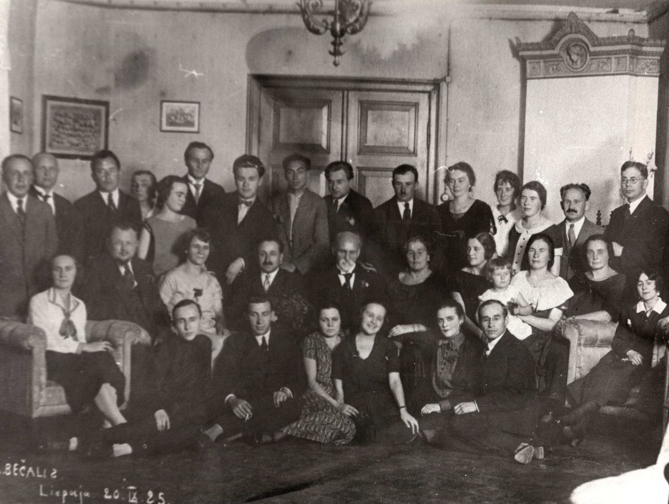 Rainis skolotāju un skatuves mākslinieku vidū Tautas Augstskolas rīkotajā dzejnieka 60. jubilejā, Liepājā, 1925. gada 20. septembrī. Zemē: Kārlis Locenieks (2. no kreisās), Velta Vernere un Alfrēds Zommers (labā pusē krēslā). 3. rindā: Mirjama Štāle (5. no kreisās), Visvaldis Silenieks (6. no kreisās), Ēvalds Valters (7. no kreisās). // Foto no Liepājas teātra arhīva.