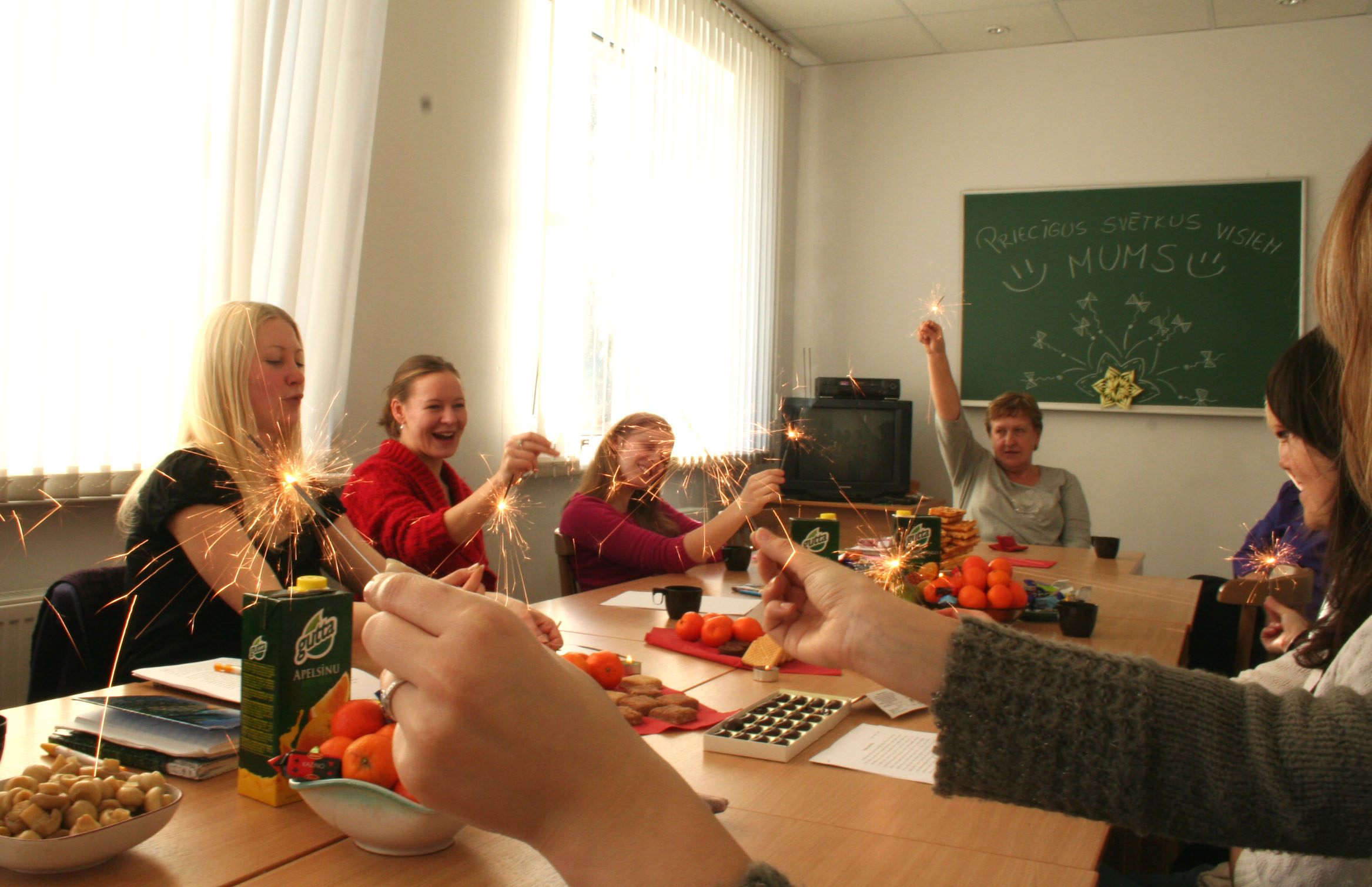  Foto no 2008. gada teātra zinātnes bakalaura studiju kursa Ziemassvētku svinībām 2007. gada 12. decembrī // Foto no Annas Langes privātā arhīva