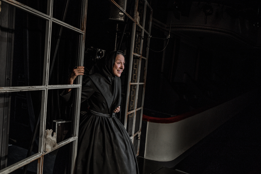 Aktrise Karīna Tatarinova // Foto – Liepājas teātra foto arhīvs