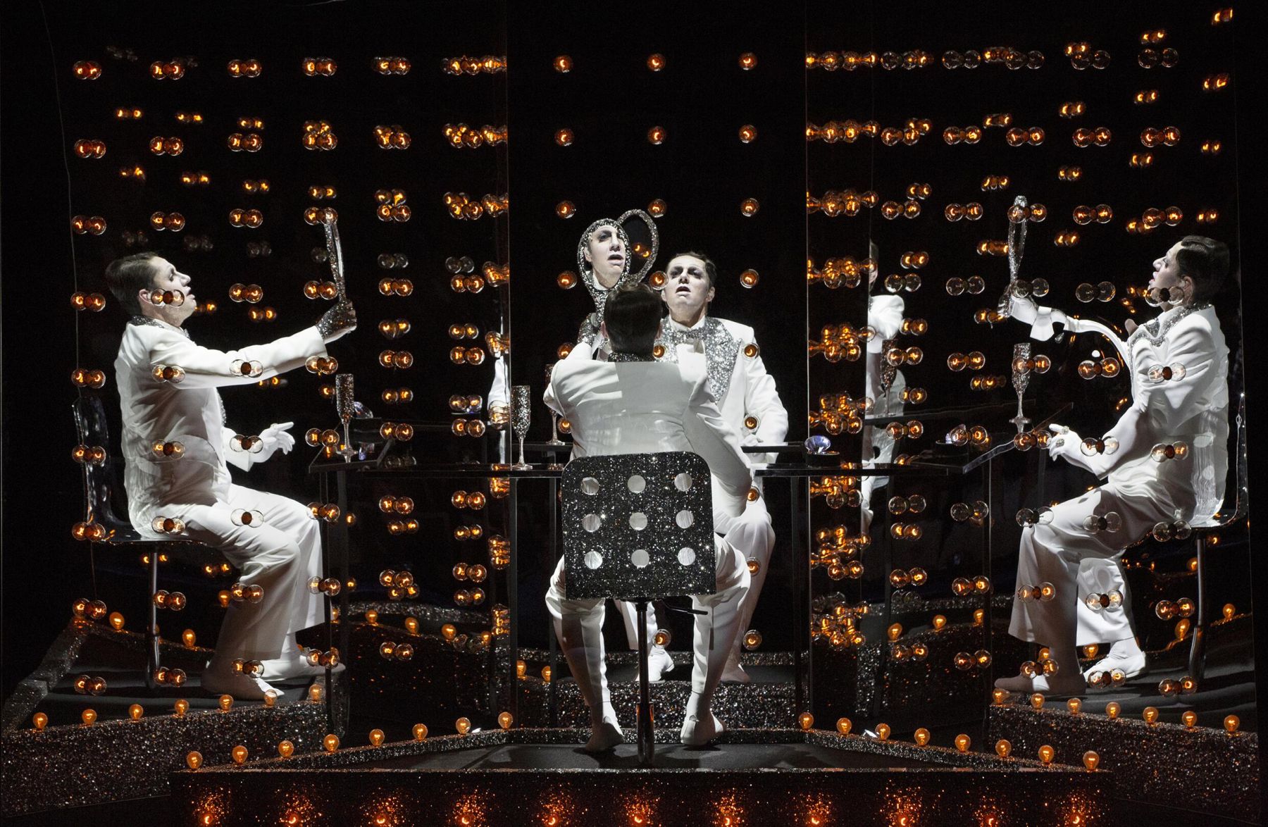 Skats no Kauņas Nacionālā drāmas teātra izrādes 