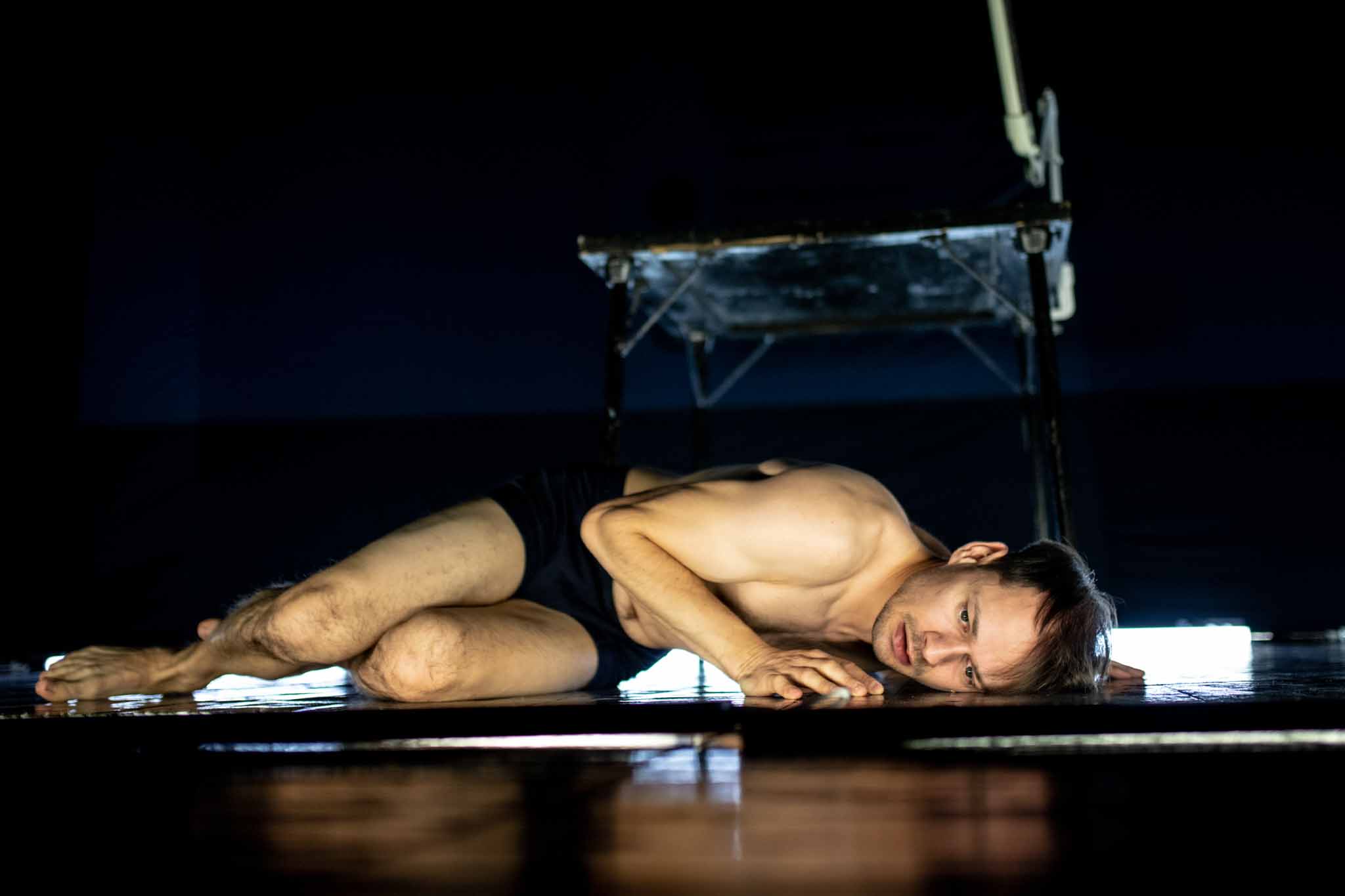 Skats no Alītas Pilsētas teātra izrādes “Civilista dienasgrāmata