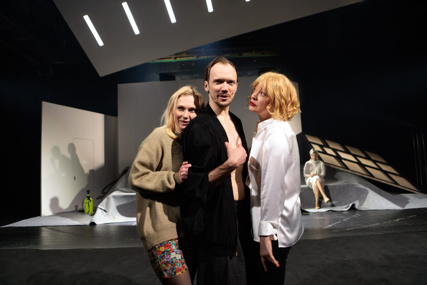 Ričarda bijušās meitenes – Līga Zeļģe, Ričards – Arturs Krūzkops, Cilvēka sieva – Daiga Kažociņa // Foto – Ģirts Raģelis