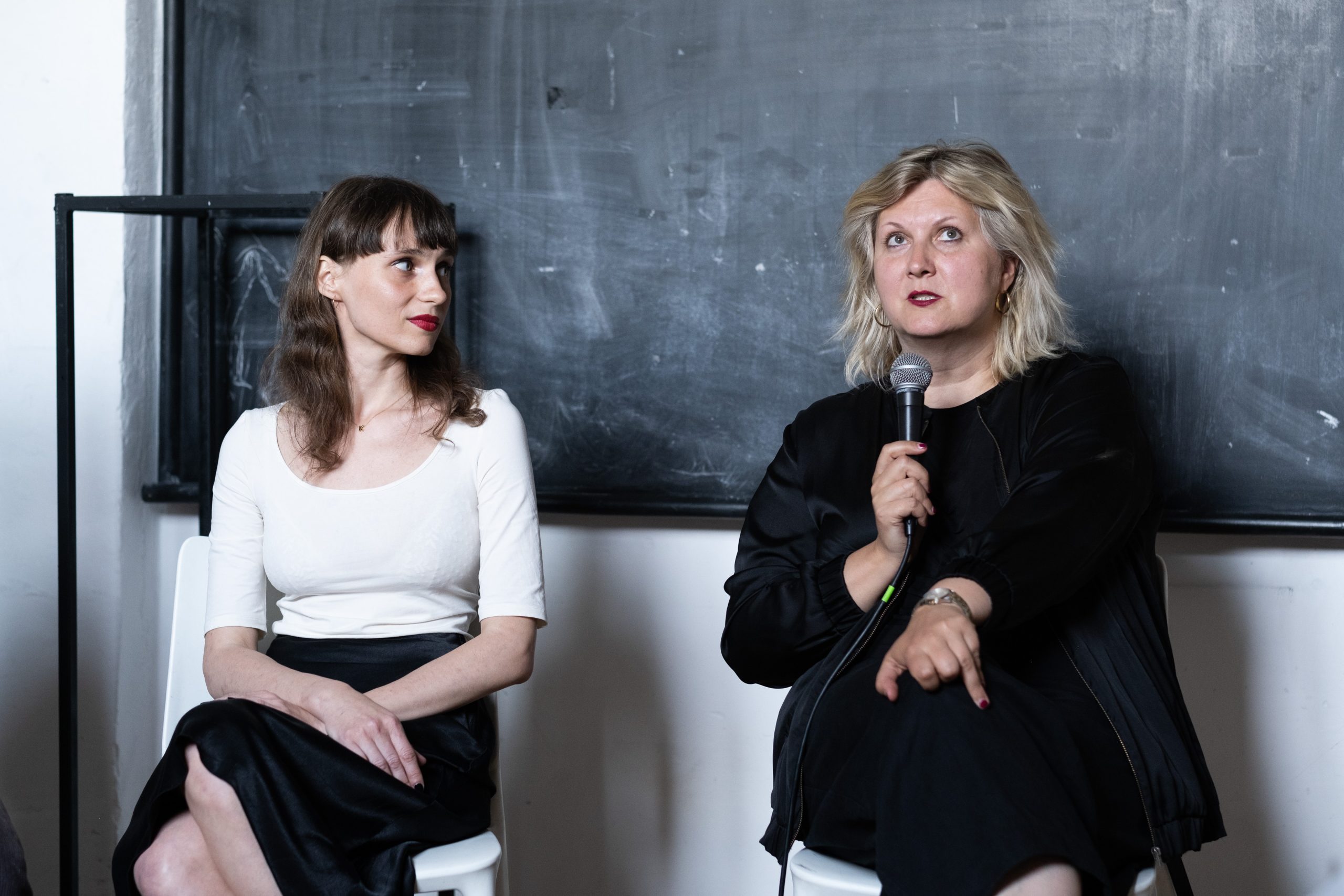 No kreisās: Krista Dzudzilo un Monika Pormale LMA sarunā par Prāgas scenogrāfijas kvadriennāli // Foto – Alfrēds Ulmanis