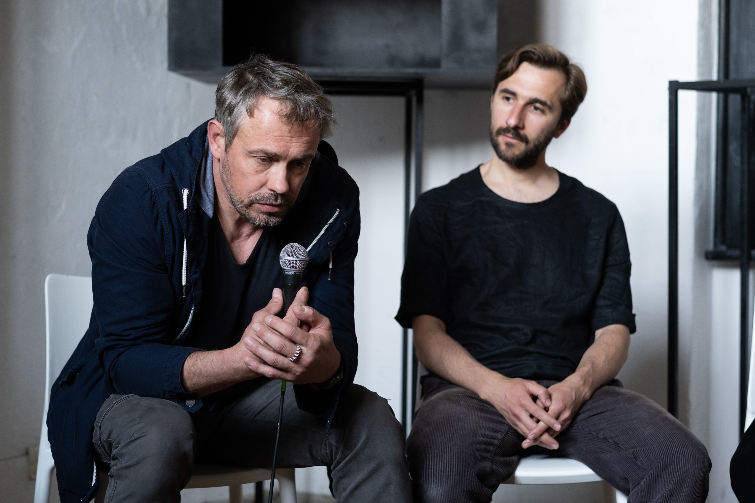 No kreisās: Mārtiņš Kalseris un Reinis Dzudzilo LMA sarunā par Prāgas scenogrāfijas kvadriennāli // Foto – Alfrēds Ulmanis