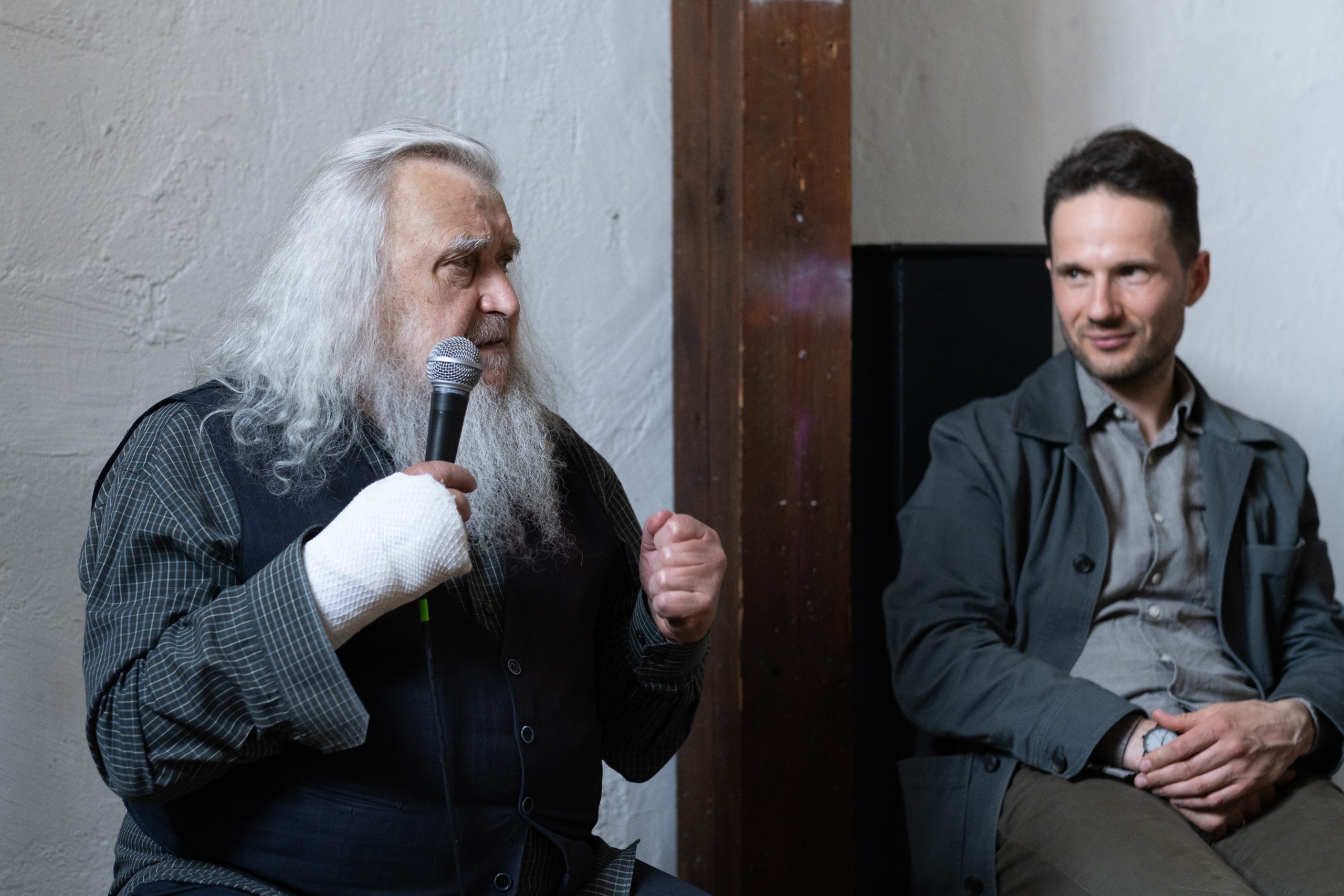 No kreisās: Viktors Jansons un Reinis Suhanovs LMA sarunā par Prāgas scenogrāfijas kvadriennāli // Foto – Alfrēds Ulmanis