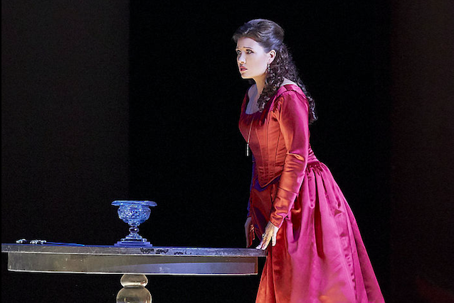 Krāsu simbolika Pētera Šteina minimālistiskajā iestudējumā Amēlijas Grimaldi aka Simona Bokanegras pazudušās meitas Marijas lomā, pēdējā cēlienā pie saindētā kausa Marinas Rebekas baltais tērps kļuvis asinssarkans // Publicitātes foto