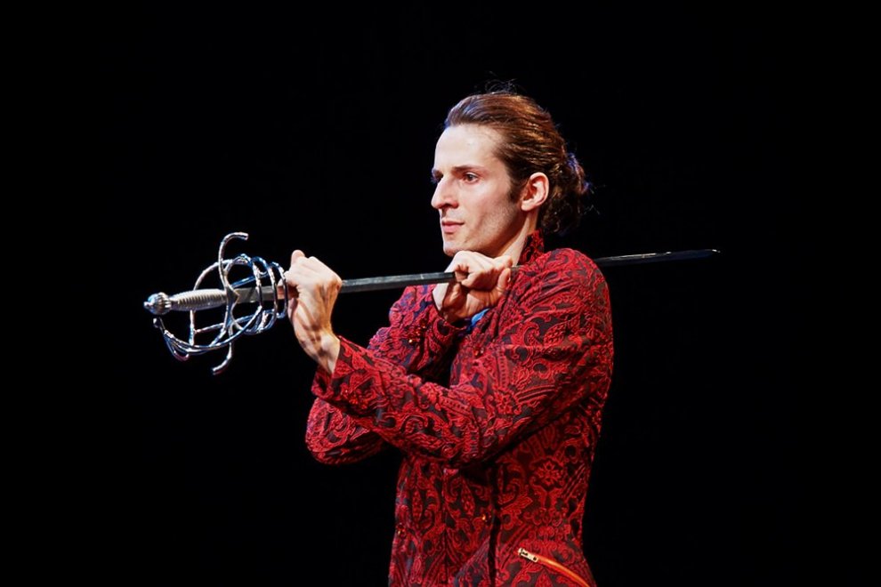 Marats Efendijevs Valentīna lomā izrādē