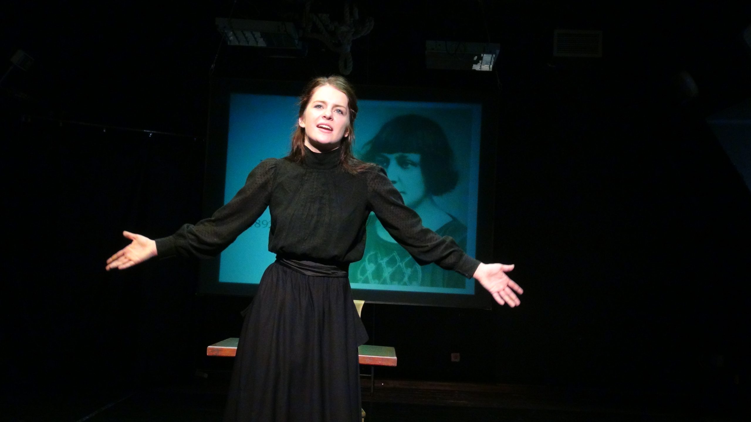 Eksāmens runas meistarībā 3. kursā. Jana Herbsta runā Marinas Cvetajevas dzeju // Foto – no personīgā arhīva