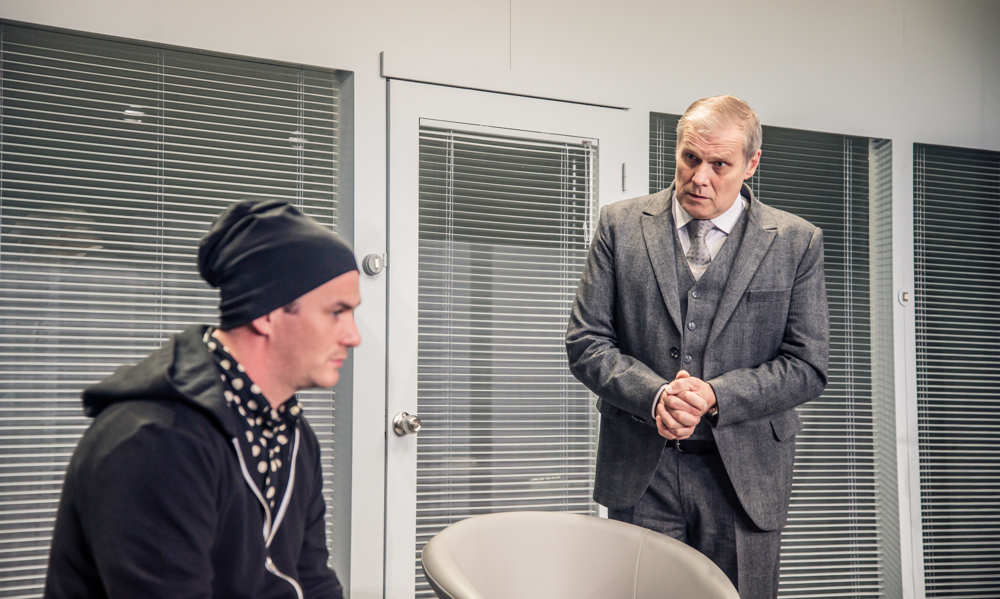 Juris Kalniņš Daktera Grīnberga lomā izrādē “Ziloņa dziesma” (2015) // Foto – D. Geidmane