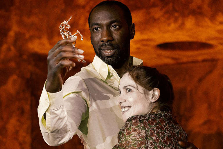 Džims – Sirils Geī, Laura – Justīne Bašeleta // Foto – Jan Versweyveld