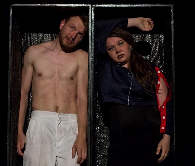 Artis Drozdovs un Liena Šmukste izrādē 