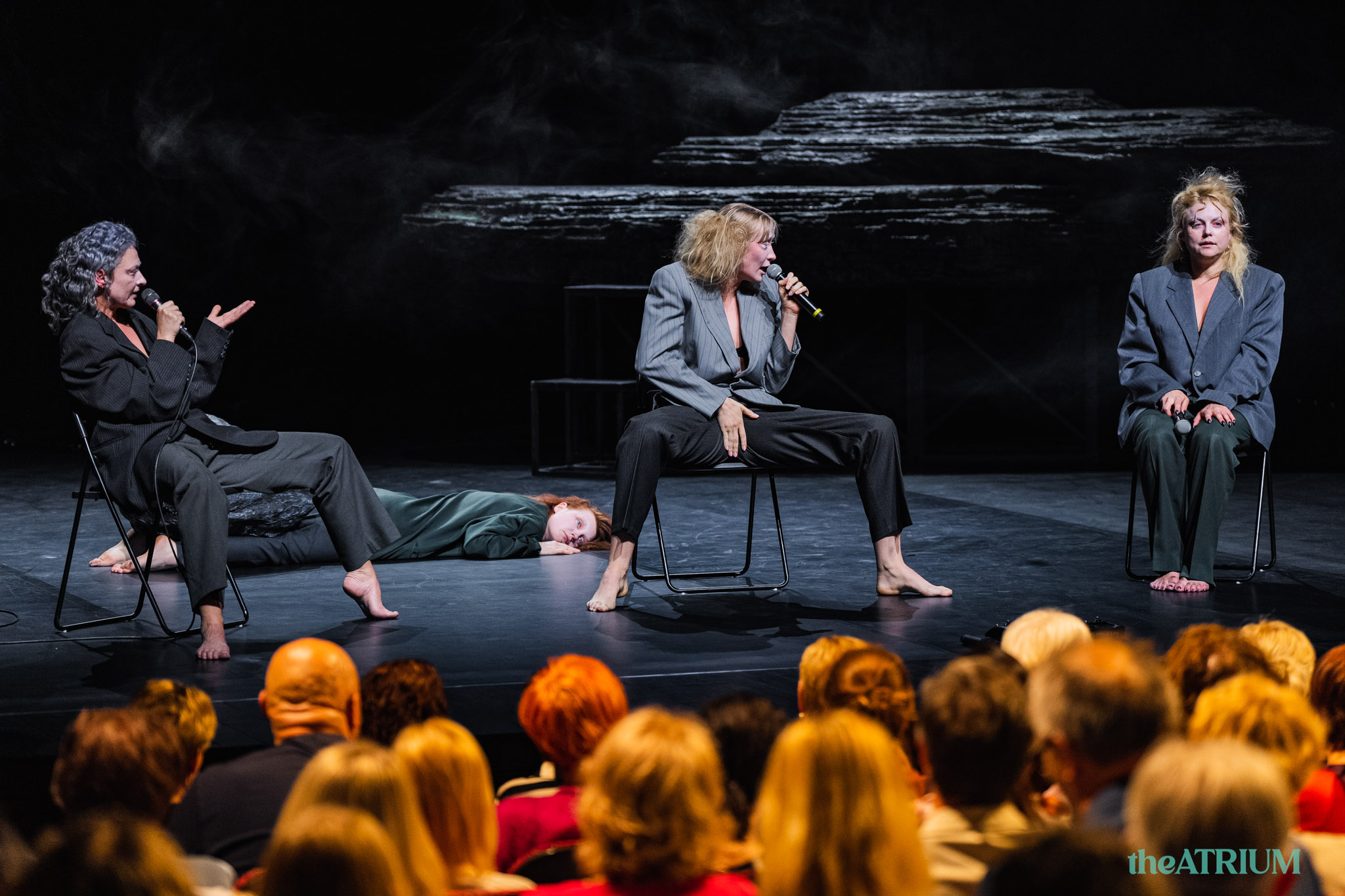 Skats no Lietuvas Nacionālā teātra izrādes “Sirēnu klusēšana” (rež. L. Kutkaite) // Foto – Domas Rimeika