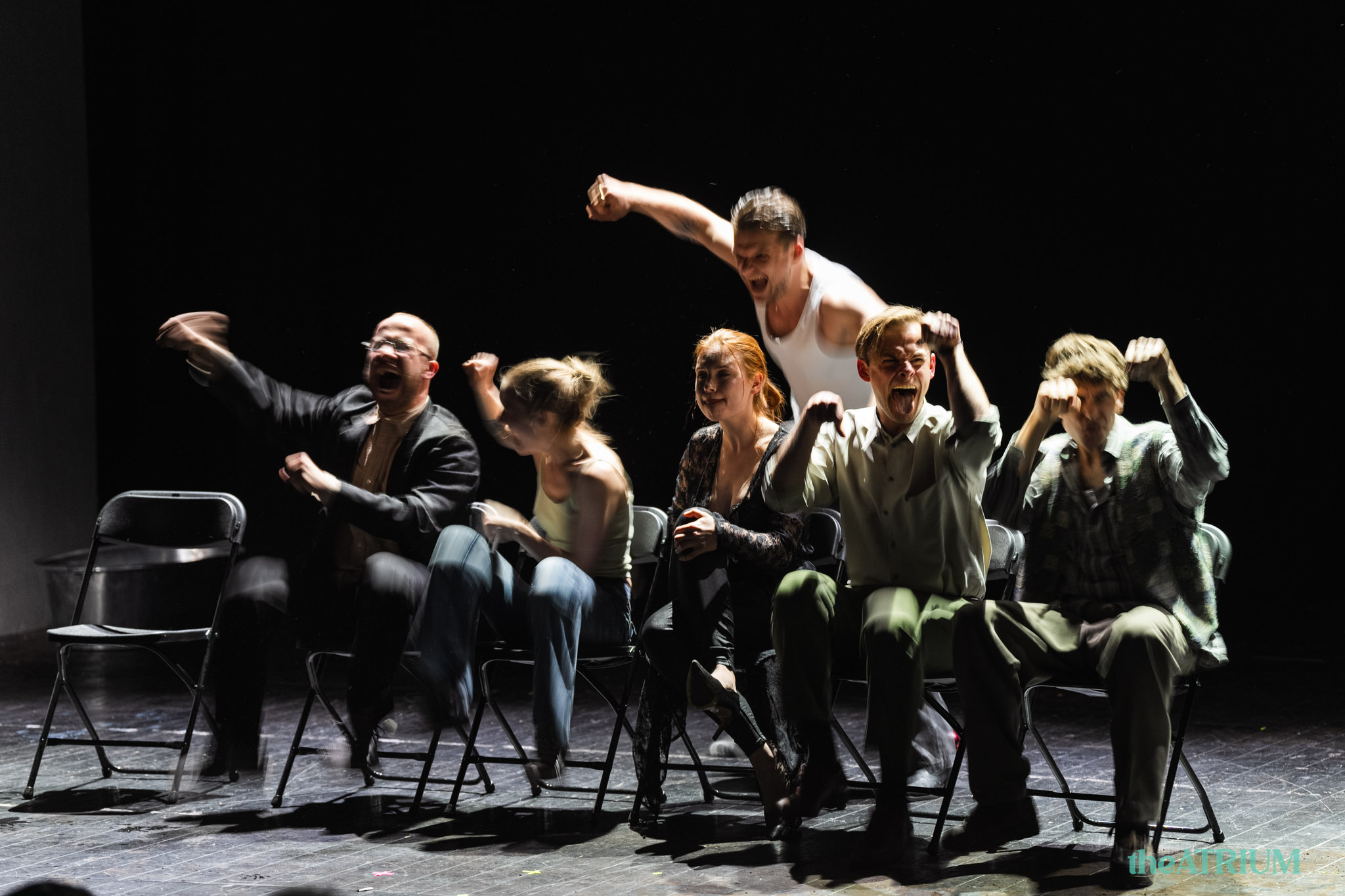 Skats no OKT/ Viļņas Pilsētas teātra izrādes “Kaija” (rež. J. Brazis) // Foto – Domas Rimeika