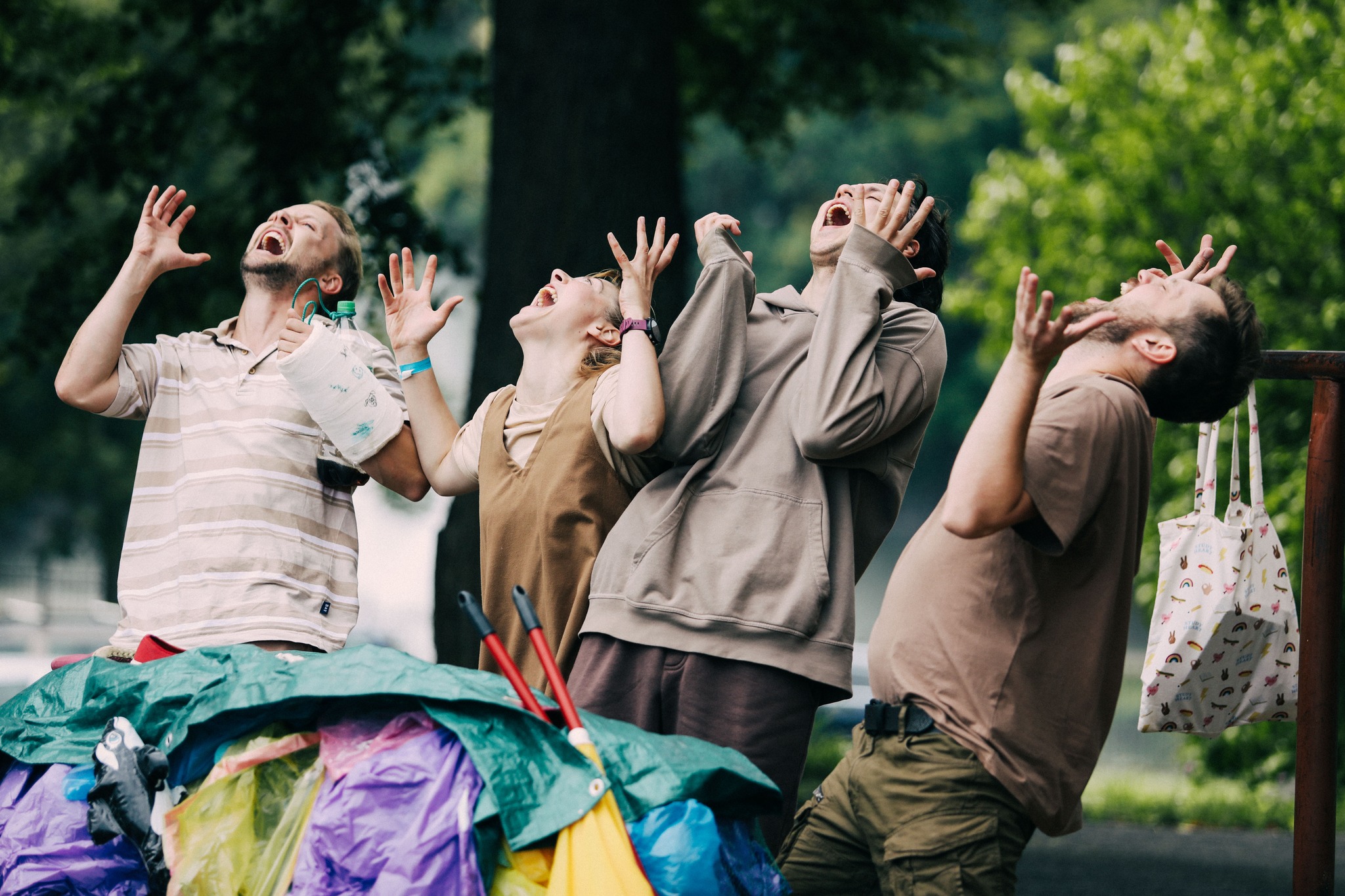 Skats no brīvlaika izrādes par skolas dzīvi