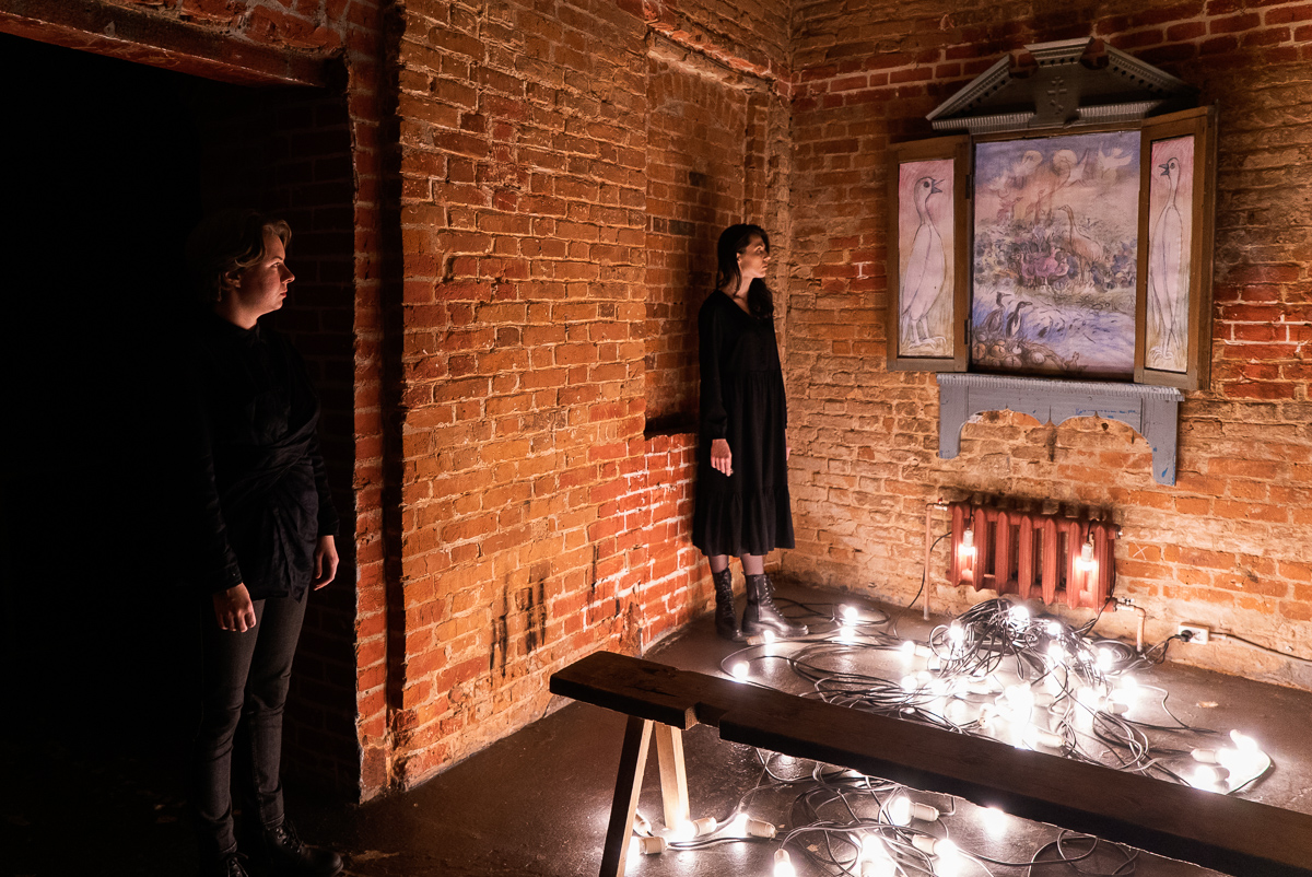 Izrādes finālā skatītāji ienāk telpā, kur pie sienas ir tradicionālās pareizticīgo ikonas stilā gleznoti putni // Foto – Jana Gorbačova 