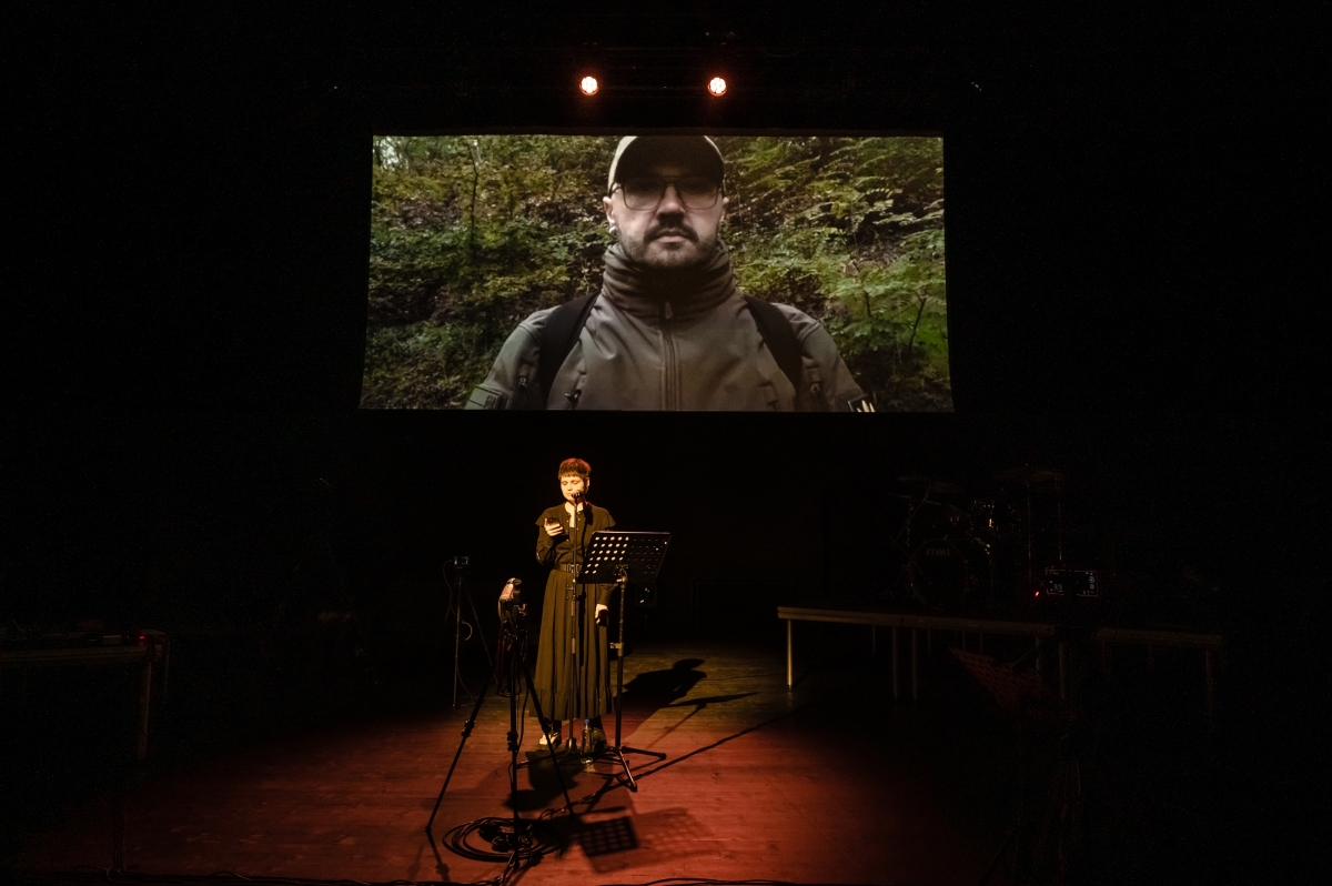 Skats no eksperimentālā teātra kluba “NASHi” un “Vidlik projects” producētās izrādes “Marijas pilsēta. Tiešā valoda” festivālā “Sirenos 2024” (rež. Jevhenija Vidiščeva/ Ukraina) // Foto – Dainius Putinas