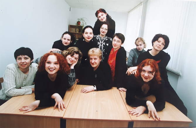 2001. gada teātra zinātnes bakalaura studiju kurss 4. studiju gadā // Foto no Renātes Bāliņas privātā arhīva