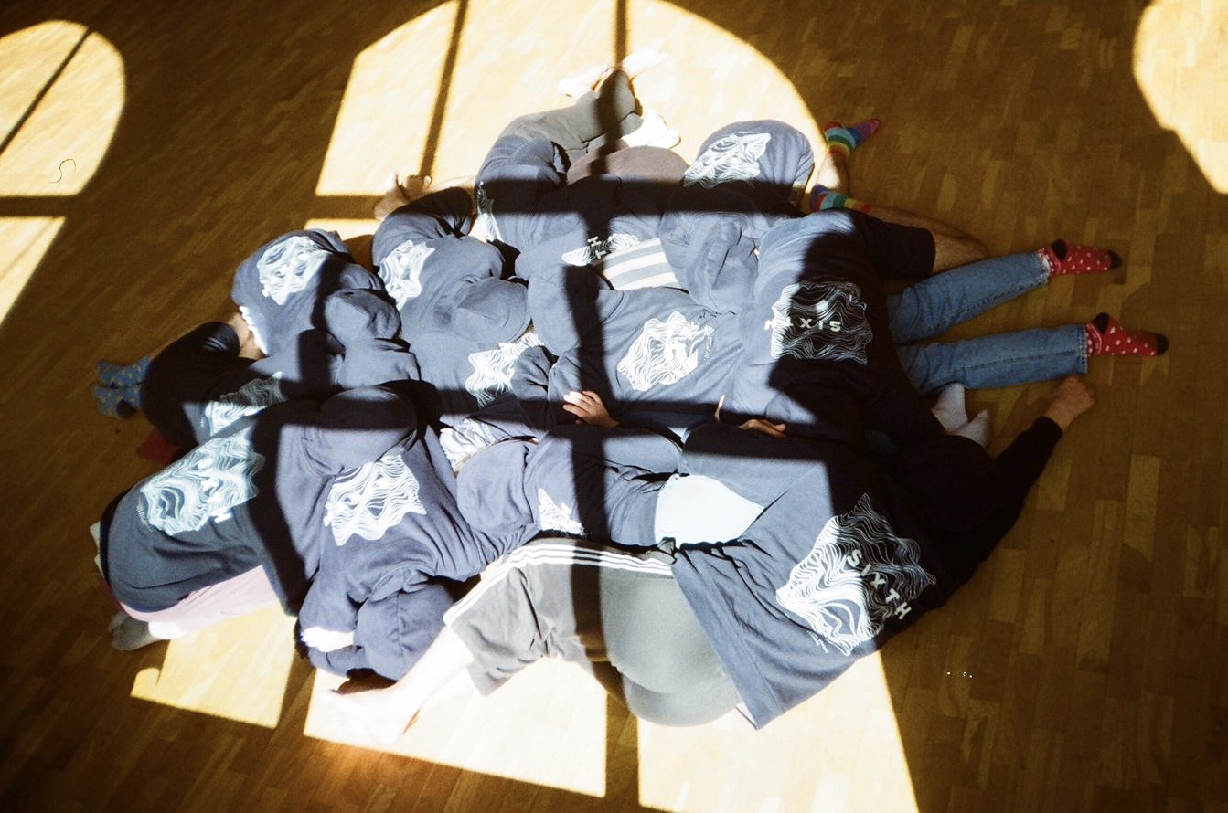 Saule, LKA Ludzas ielas zāle un kursabiedri - džemperi ar SIXTH logo, kuri parādījās ātrāk par pirmo izrādi, 2021