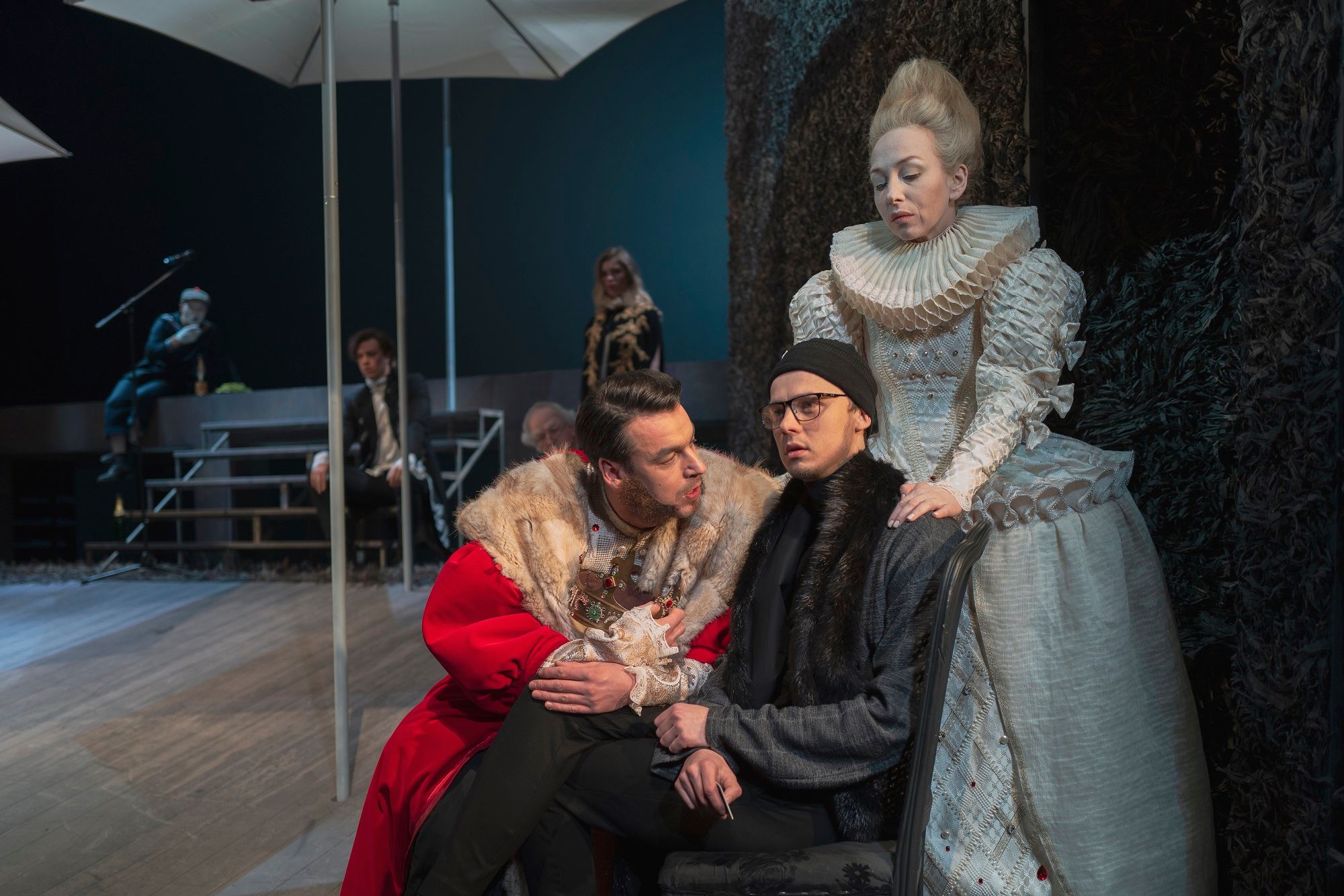 Klaudijs – Kārlis Freimanis, Hamlets – Mārtiņš Meiers, Ģertrūde – Ieva Puķe // Foto – Mārtiņš Vilkārsis