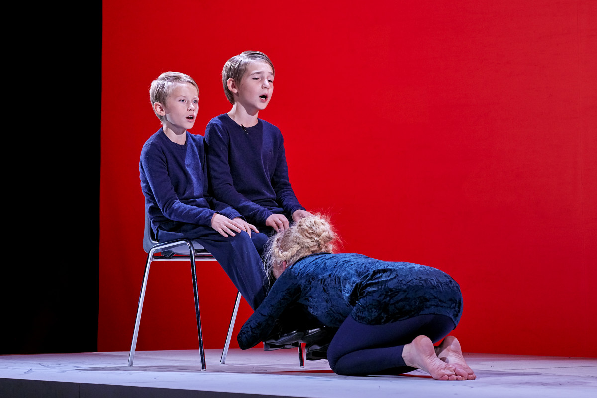 Skats no M. Čehova Rīgas Krievu teātra izrādes 