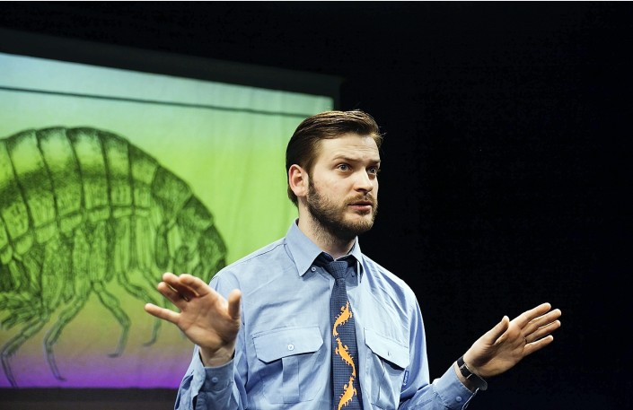 Toms Liepājnieks izrādē