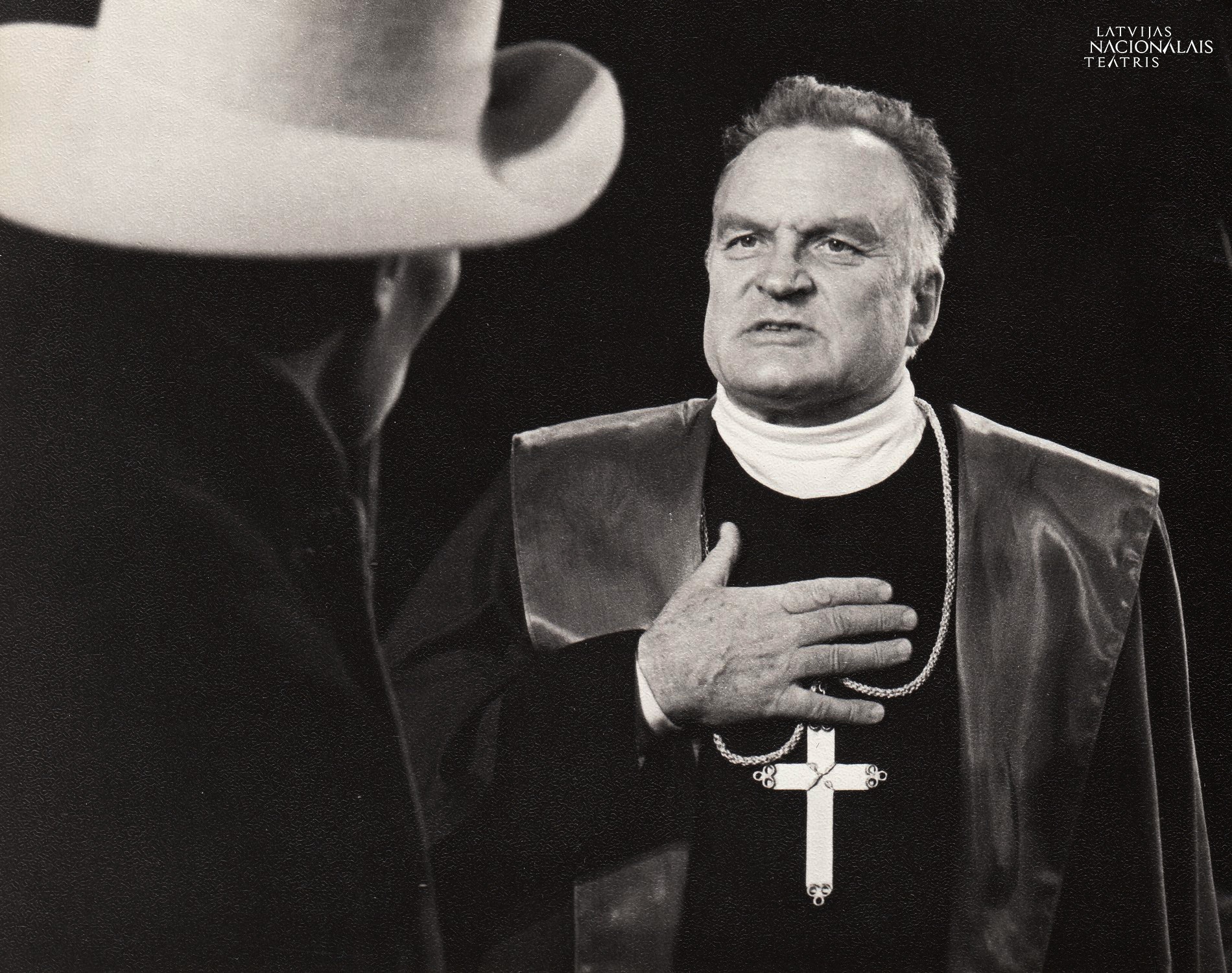 Juris Pļaviņš izrādē 