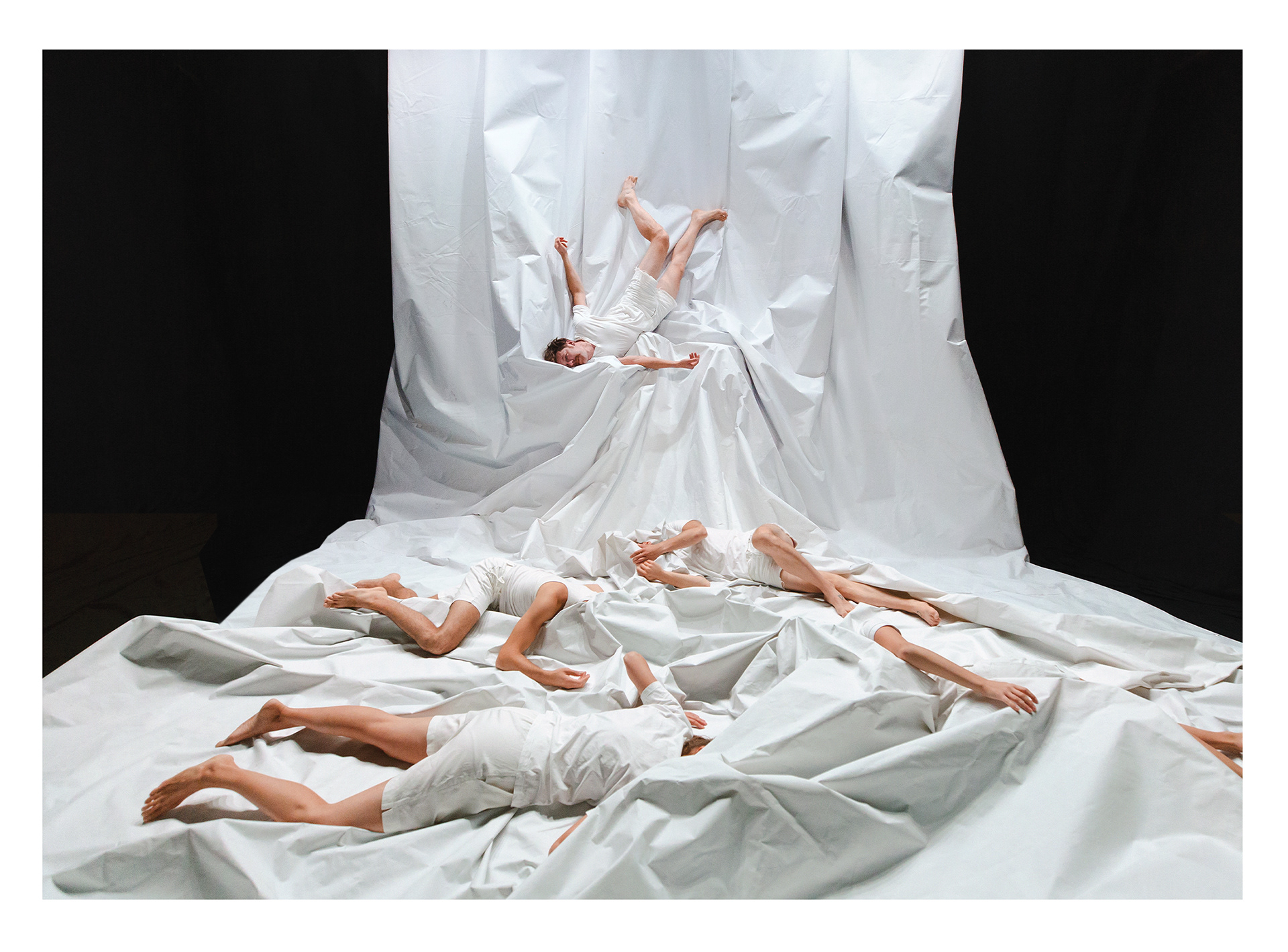 Skats no KVADRIFRONA izrādes “Es eju ārā dārzā” (2022, aut. E. Gediņa, R. Gediņš, māksl. P. Butāne) // Foto – Agnese Zeltiņa