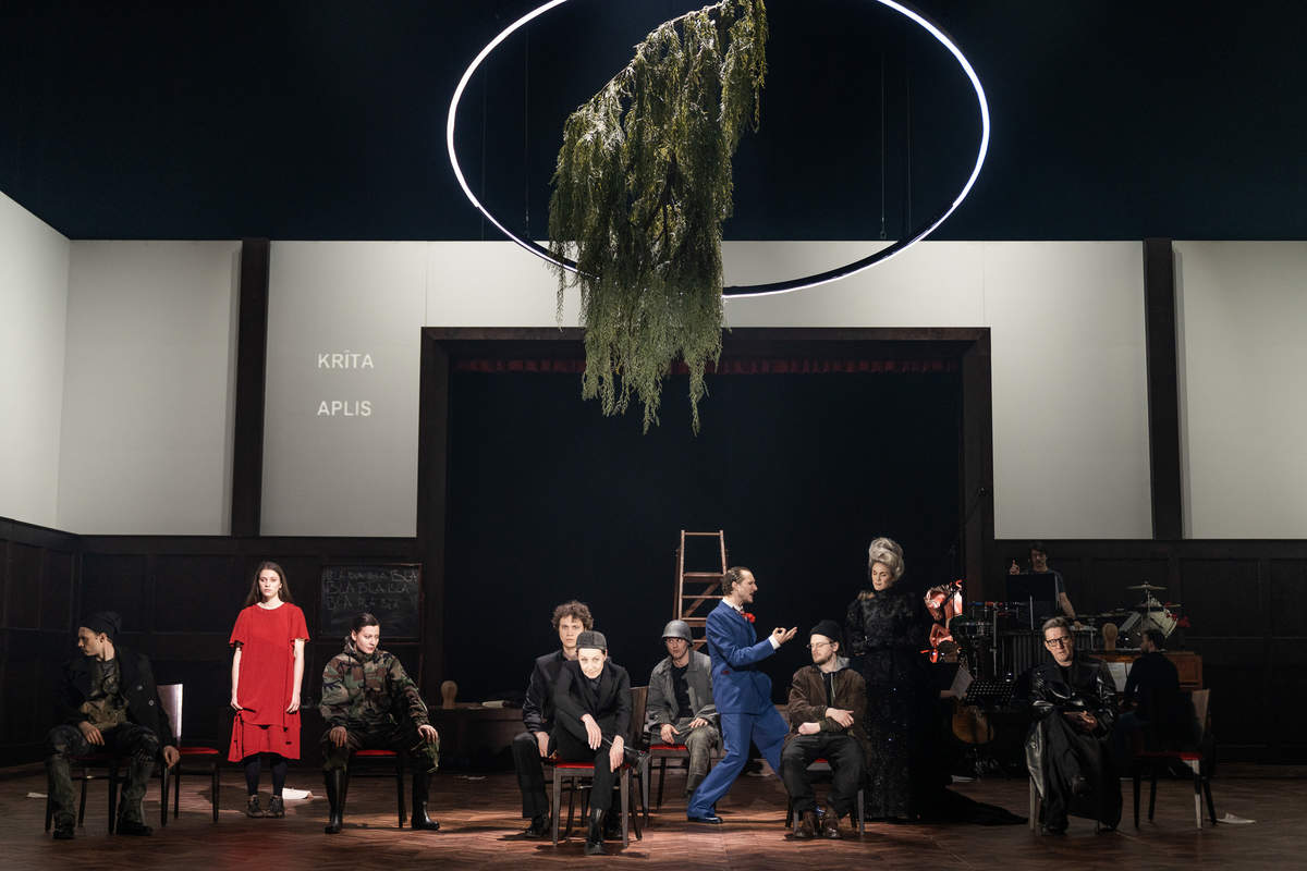 Skats no DT izrādes