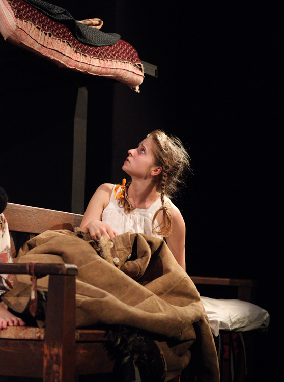 Alise Danovska izrādē 