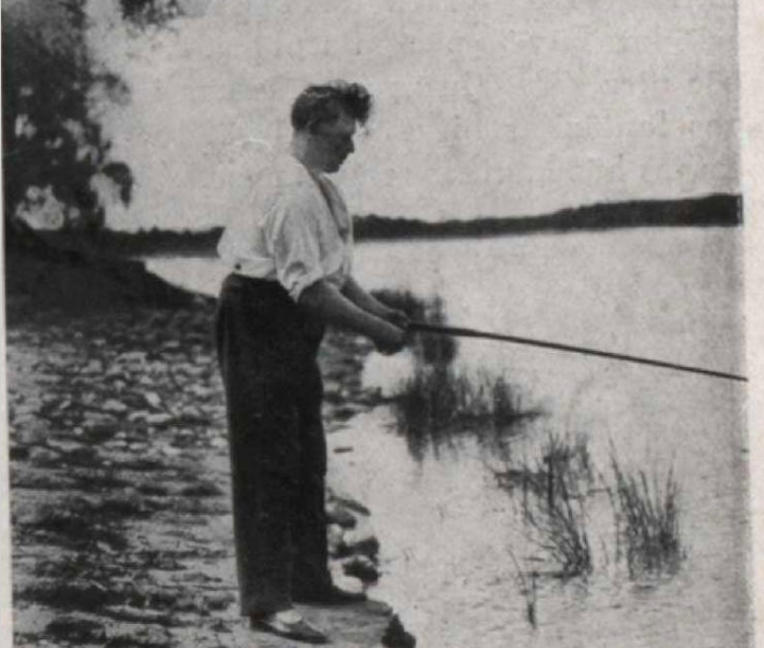 Režisors un aktieris Alfreds Amtmanis Briedītis šķetina spininga spoli Gaujmalā // Foto: žurnāls 