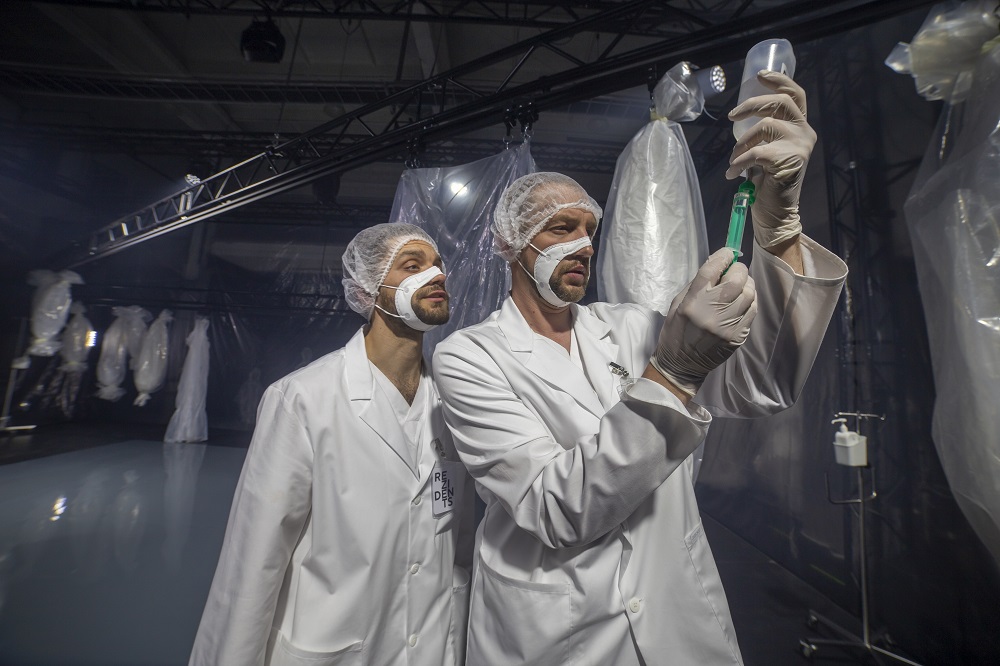 Otrais rezidents – Kārlis Dzintars Zahovskis, Pirmais rezidents – Rihards Jakovels // Foto - Jānis Šatrovskis