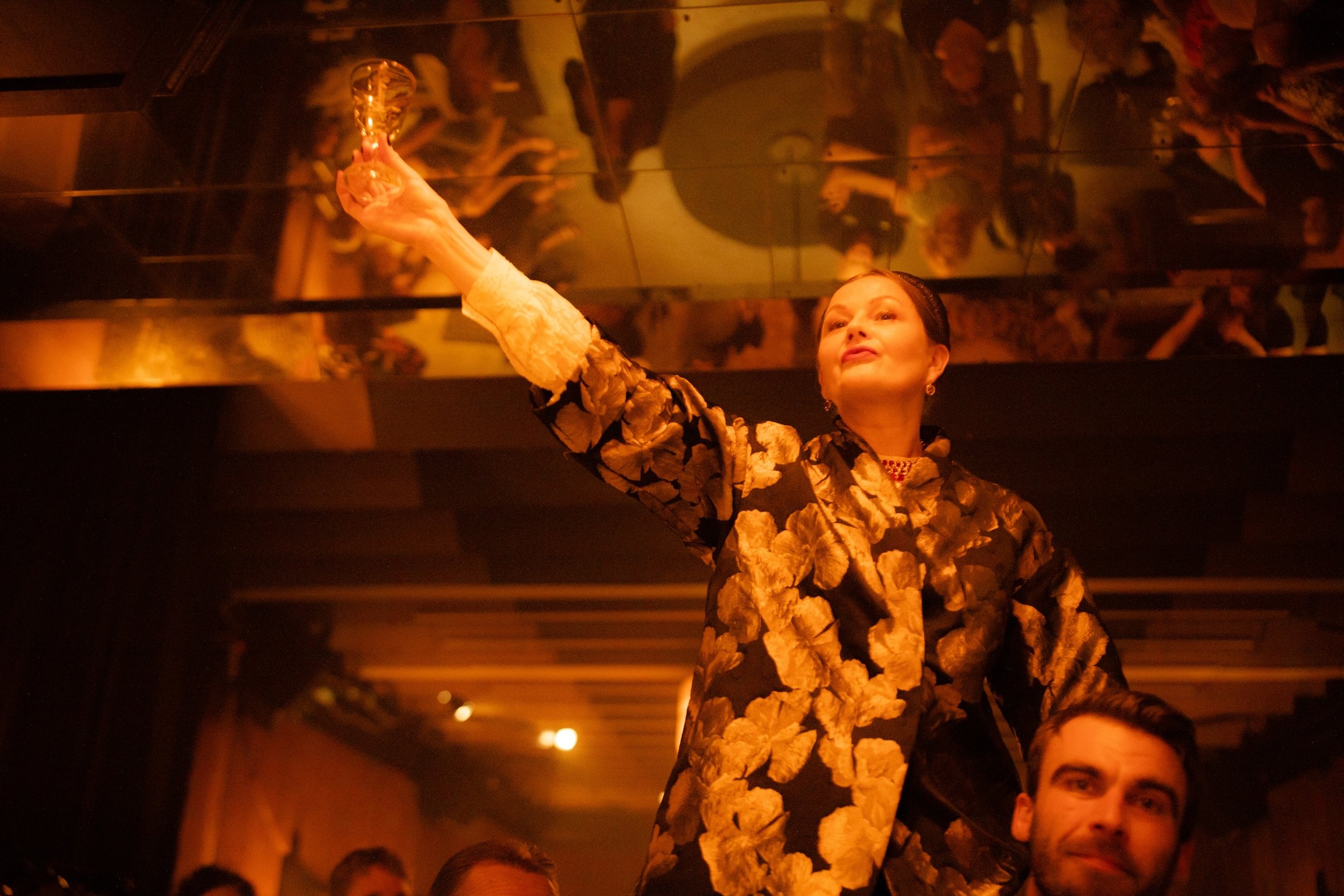 Skats no imersīvā teātra izrādes “Café existans” (rež. Pauļus Markevičus) // Foto – Vismantė Ruzgaitė