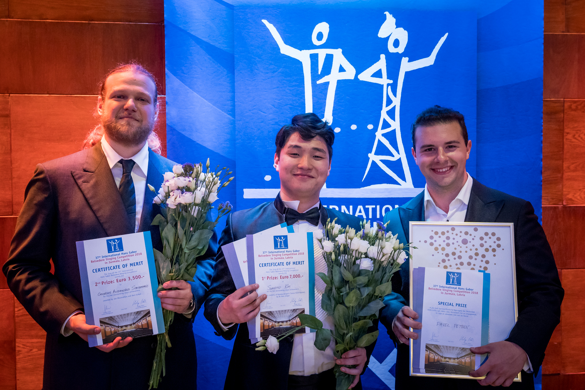 Šogad konkursa līderi ir kungi. No kreisās: 2. vietas ieguvējs  Georgioss Aleksandross Stavrakakis (bass, Grieķija), 1. vietas ieguvējs  Songs Kims (tenors, Dienvidkoreja) un 3. vietas ieguvējs Pāvels Petrovs  (tenors, Baltkrievija) // Publicitātes foto