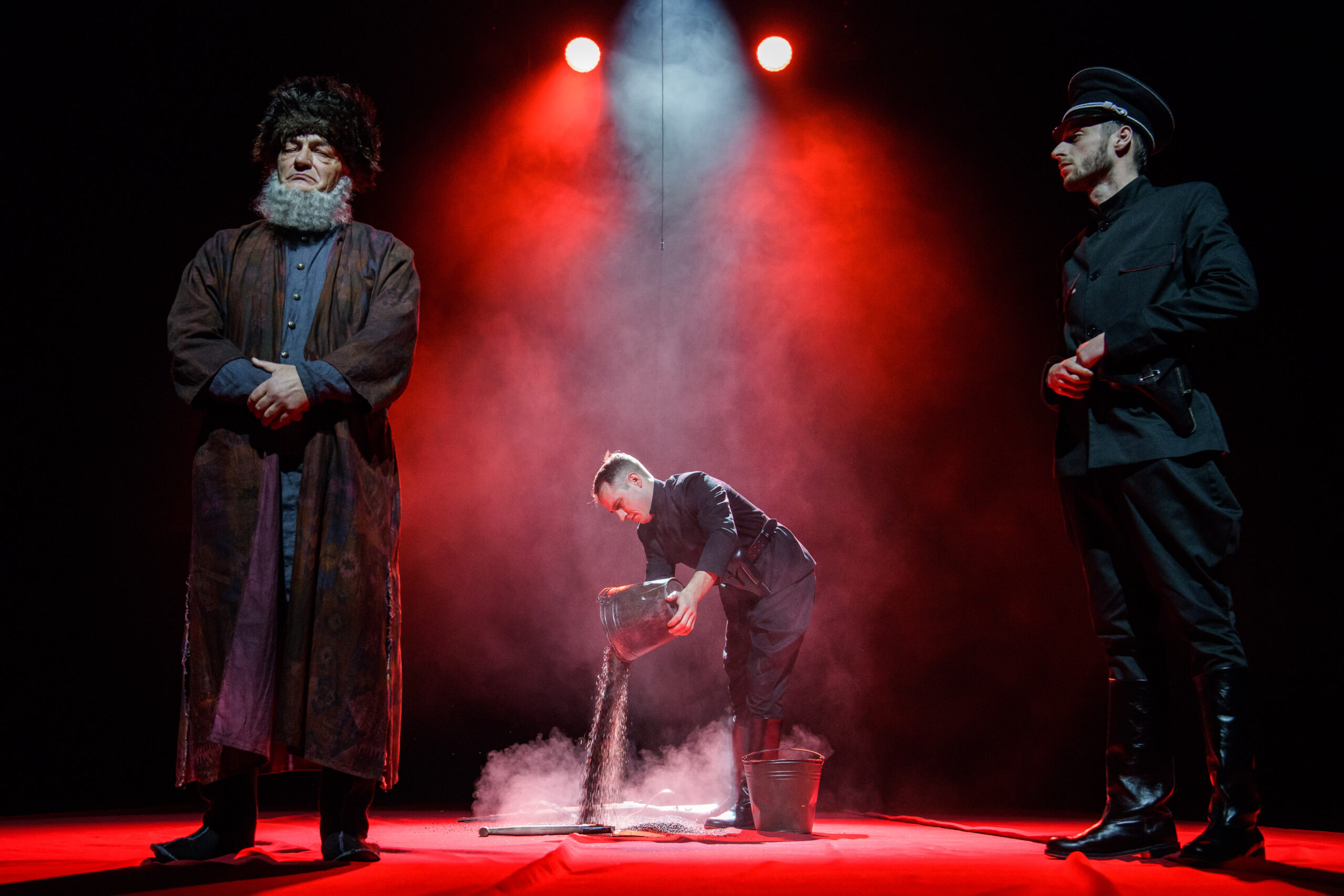 Skats no Viļņas Valsts Jaunatnes teātra izrādes “Labvēlīgās” (rež. S. Loznica) // Foto – Laura Vansevičienė