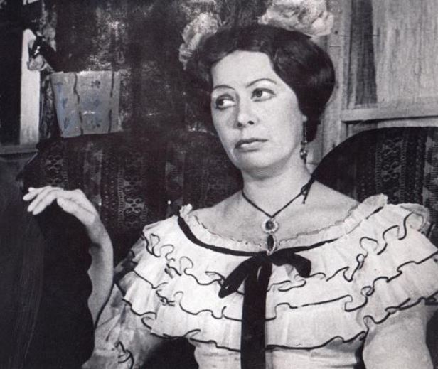 Aktrise Ērika Ferda Ļipočkas lomā iestudējumā “Pašu ļaudis – gan izlīgsim” (1951) // Foto – publicitātes foto