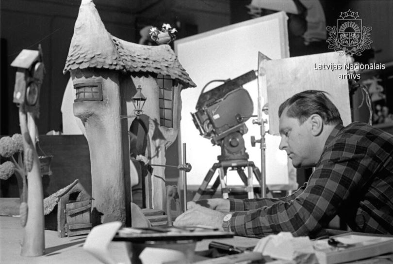 Režisors Arvīds Noriņš pie leļļu filmas 