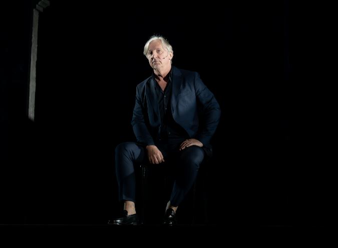 Aktieris Juris Hiršs izrādē 