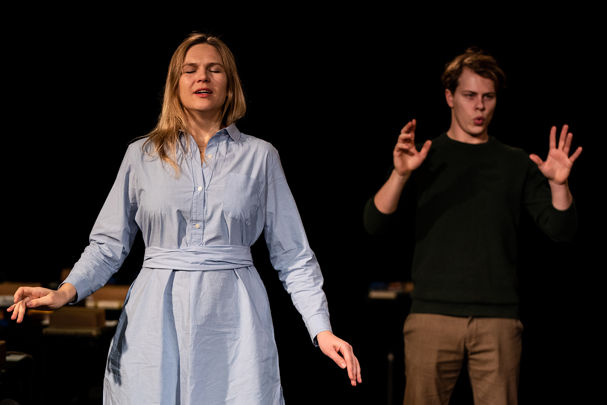 Lauma Balode un Oskars Vīksne izrādē 