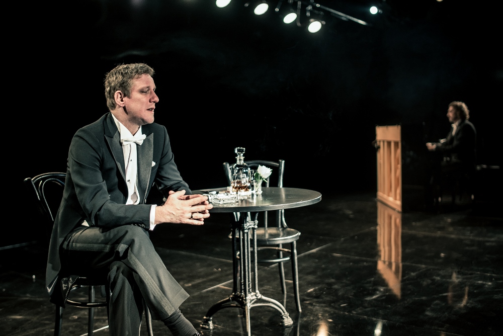 Aktieris Artūrs Skrastiņš izrādē 