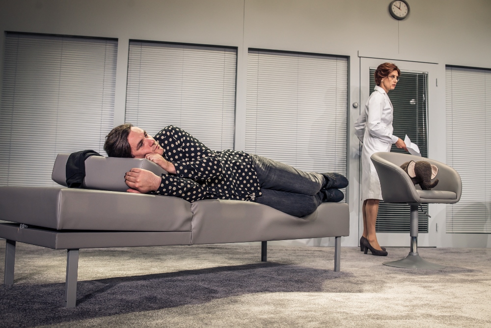 Maikls Alīns – Gints Grāvelis, mis Pētersone – Esmeralda Ermale // Foto – Daina Geidmane